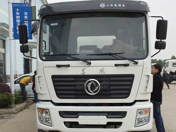 東風后八輪灑水車