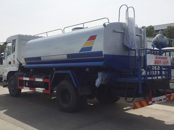 東風御虎灑水車