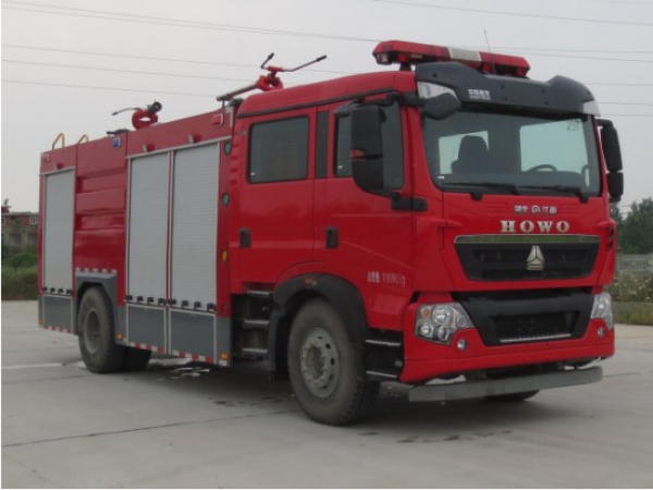 重汽豪沃干粉水泡沫聯用消防車