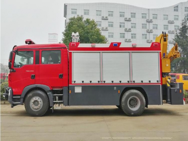 重汽汕德卡搶險救援消防車