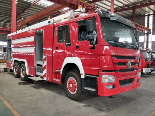 重汽豪沃18米舉高噴射消防車