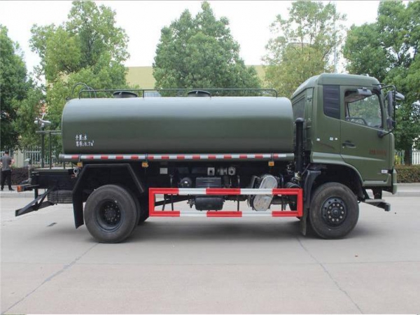 東風四驅(qū)消防灑水車