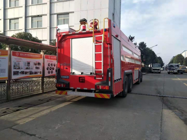 國六重汽豪沃消防車24噸水罐消防車