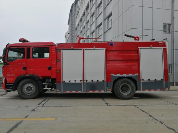 重汽豪沃干粉水聯用消防車